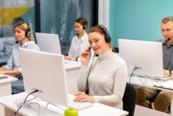 Pracownicy Contact Center Olza Logistic obsługują klientów przy komputerach, wielojęzyczna pomoc dla e-commerce w Europie.