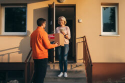 Wysyłka za pobraniem – koszty, zalety i wady w 2025 – czy się opłaca?